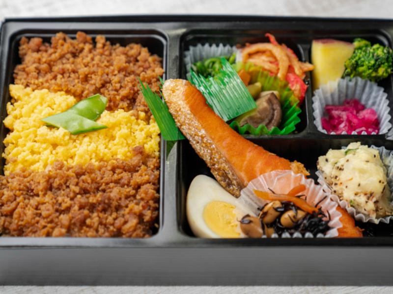 【そぼろ弁当】鮭の塩焼き