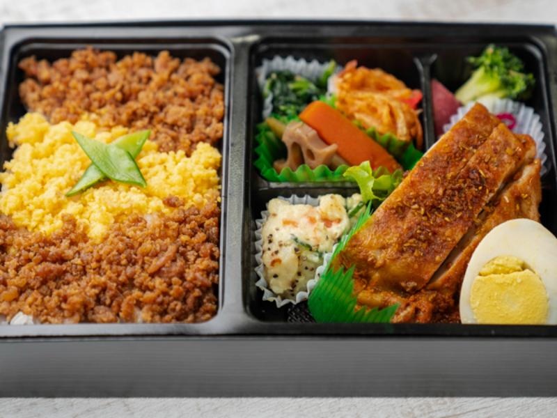 【そぼろ弁当】スパイスグリルチキン