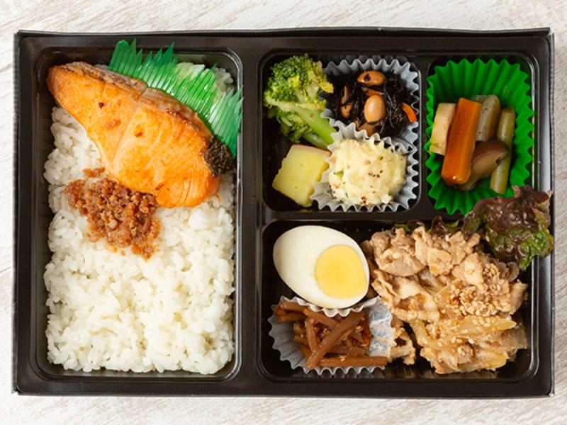 鮭の塩焼きと生姜焼き弁当