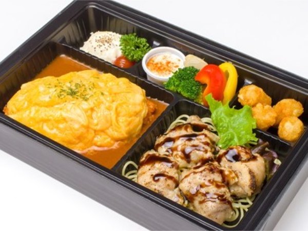 【温まる容器】ふわトロ卵とたっぷり牛肉のオムライス 若鶏の炭火ロースト添え