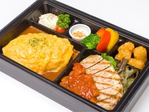 【温まる容器】ふわトロ卵とたっぷり牛肉のオムライス 熟成豚のグリル添え