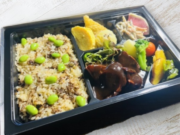 牛タン味噌煮込みシチューと牛しぐれ豆ご飯の和風御膳