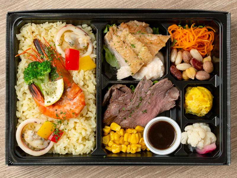 彩りパエリアとトリュフオイルソースの赤身肉ステーキ＆ハーブチキンBOX