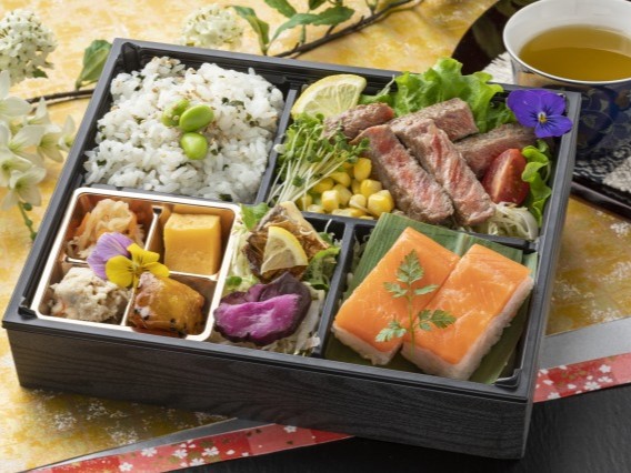 富山県産ます寿司弁当〜特選トロます寿司と特製牛ステーキ〜