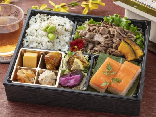 富山県産ます寿司弁当〜特選トロます寿司と氷見牛すき焼き〜