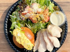 サラダイスTOKYOの【サラダプレート】蒸し鶏×モッツァレラチーズの