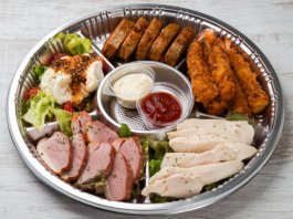 サラダイスTOKYOの【サラダプレート】蒸し鶏×モッツァレラチーズ