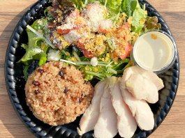 サラダイスTOKYOの【サラダプレート】蒸し鶏×モッツァレラチーズの