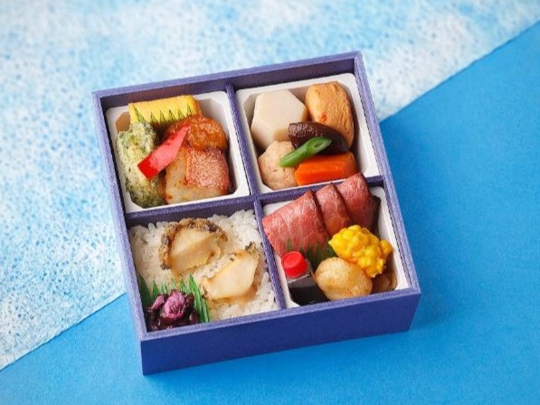 ローストビーフと鮑ごはんのお弁当（500mlペット緑茶付き）【6月～8月】
