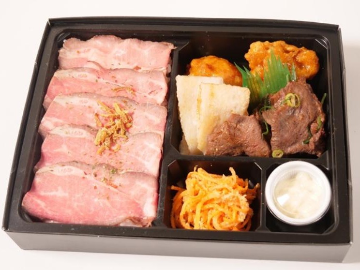 牛豚鶏四種盛り弁当 ～ローストビーフ・牛 タン・塩豚カルビ・チキン南蛮～