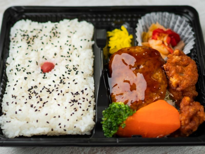 大きなハンバーグと鶏のから揚げ弁当