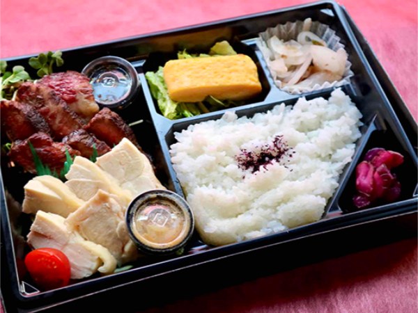 長崎和牛出島ばらいろステーキと特製胡麻ダレ蒸し鶏弁当