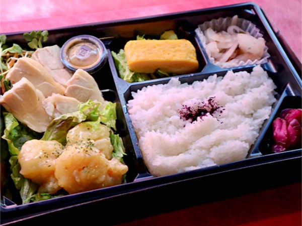 特製胡麻ダレ蒸し鶏とエビマヨ弁当