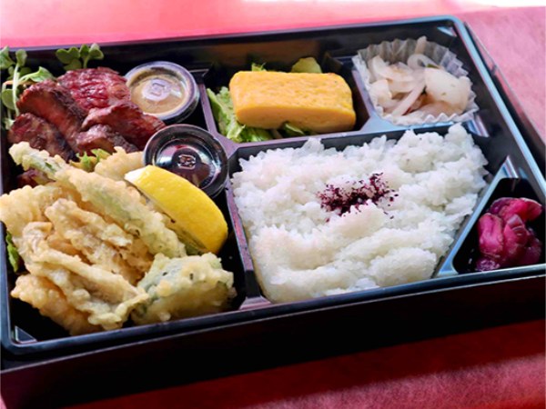 長崎和牛出島ばらいろステーキと長崎対馬産煮穴子と季節野菜の天ぷら弁当