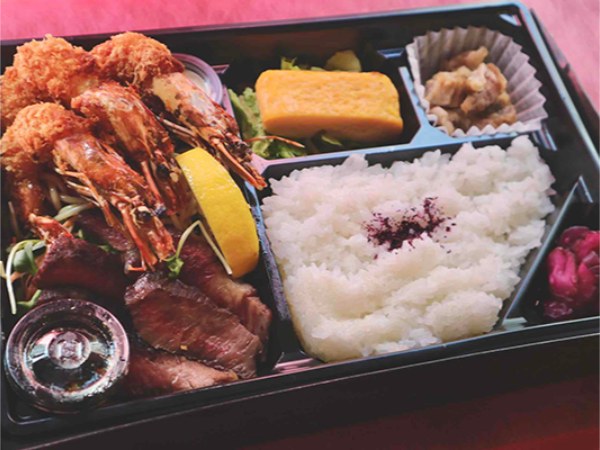 長崎出島ばらいろステーキとパスタ・有頭海老のフライ弁当