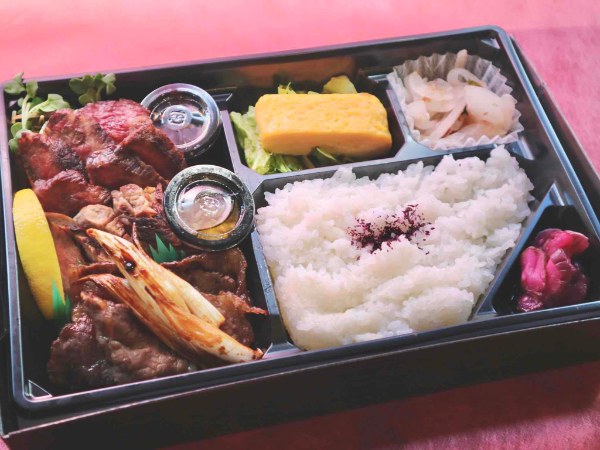 黒毛和牛ステーキと特製タレ焼肉と牛タン豪華肉弁当