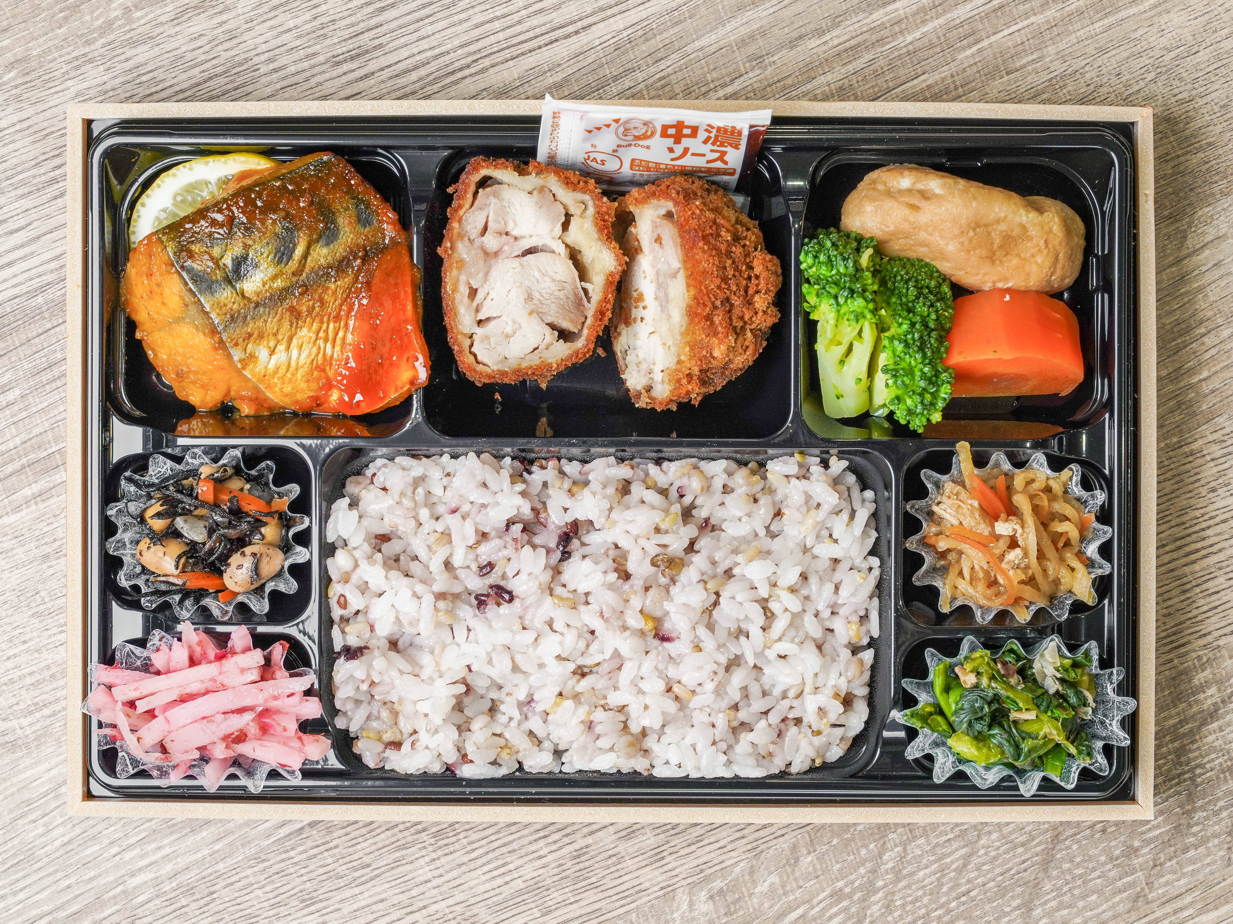 チキンカツボールと鯖味噌弁当