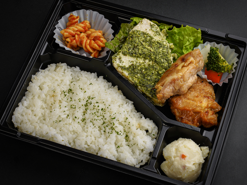 Cafetokyo カフェ東京プラス のカジキマグロのバジルソースと選べるグリルチキンのお弁当 850円 お弁当デリ お弁当の配達デリバリー
