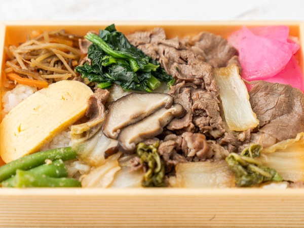 牛すき焼きと４種の総菜弁当