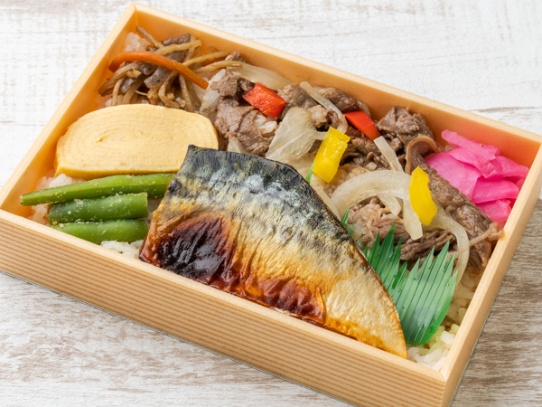 牛焼肉と鯖塩焼き４種の総菜弁当