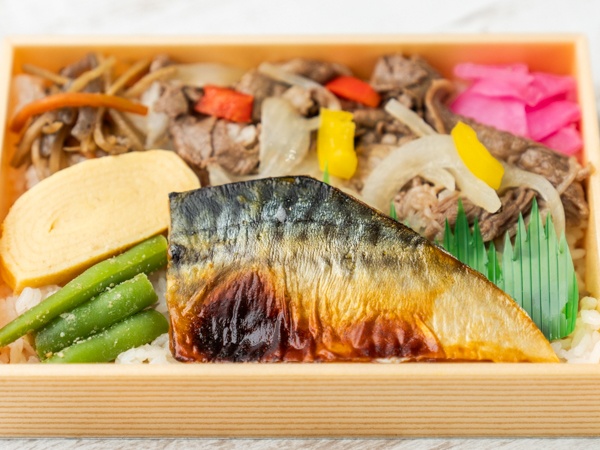 牛焼肉と鯖塩焼き４種の総菜弁当