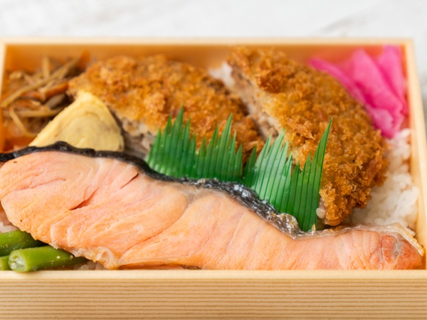 焼き鮭とメンチ４種の総菜弁当