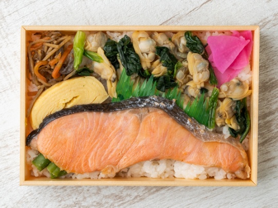 焼き鮭と浅利旨煮4種の総菜弁当