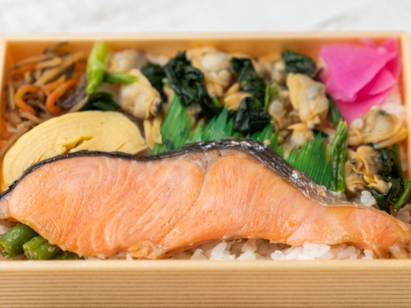 焼き鮭と浅利旨煮4種の総菜弁当