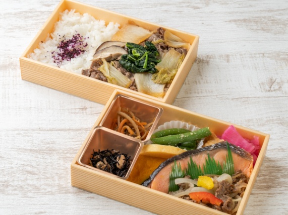 牛すき焼きと焼鮭牛焼肉７種の総菜贅沢　２段弁当