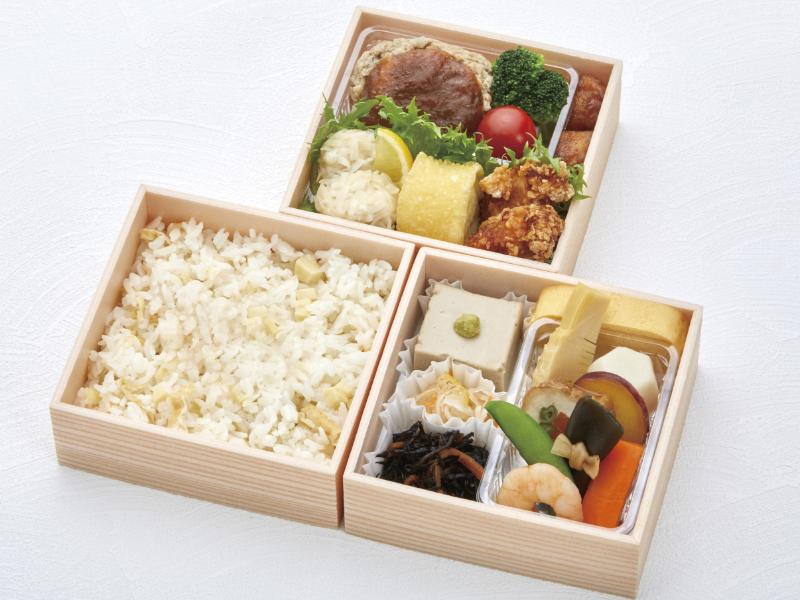 豆腐ハンバーグと季節の炊き込み御飯の三段弁当