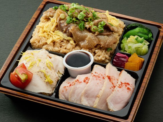 牛焼肉ビビンバとバンバンジーサラダ弁当【肉増量】