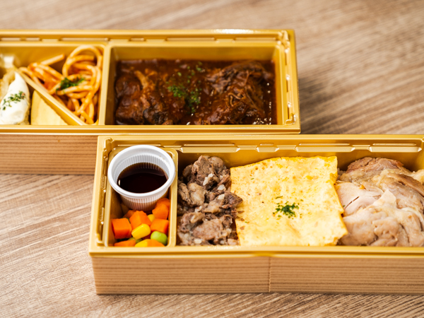 国産牛しぐれとチキングリルの3色丼の2段重