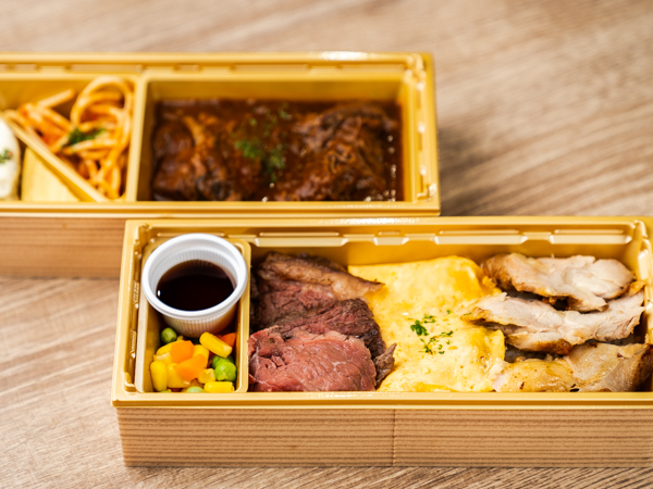 国産牛ステーキとチキングリルの3色丼の2段重