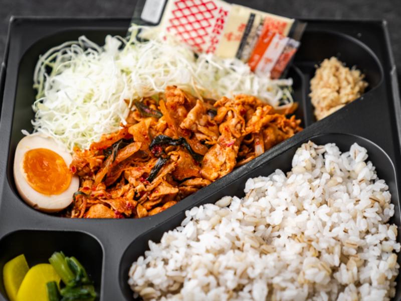 青唐辛子とニラキムチの生姜焼き弁当