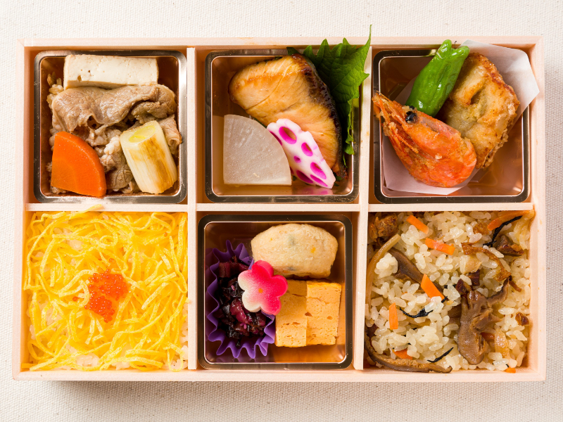 【冬限定】牛すき焼きとふぐの唐揚げ厳選ぶりの照り焼き彩り御膳（2／28まで）