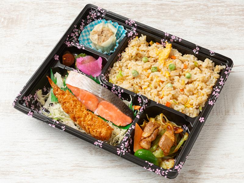 焼き鮭とエビフライ＆旬の野菜炒め弁当