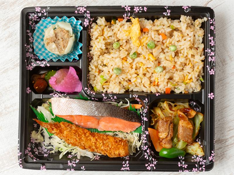 焼き鮭とエビフライ＆旬の野菜炒め弁当