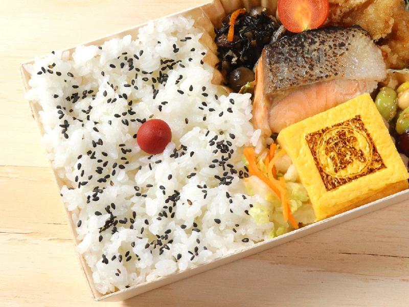 丸武玉子焼きと北海道産鮭西京焼き謹製弁当