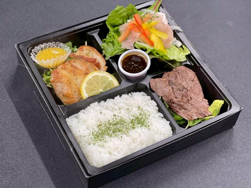 牛サガリステーキ＆生ハムサラダ＆チキンステーキお弁当