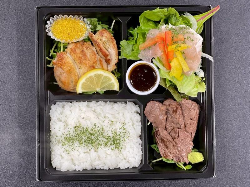 牛サガリステーキ＆生ハムサラダ＆チキンステーキお弁当