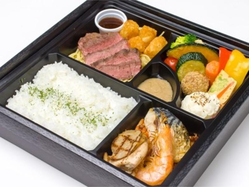 熟成牛肉の贅沢ステーキと海の幸のグリル＆ロースト弁当