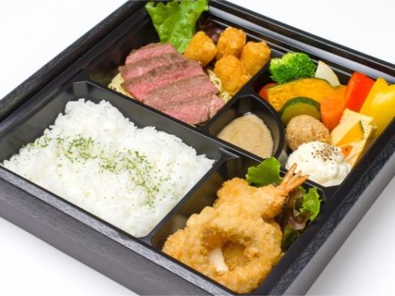 【温まる容器】熟成牛肉の贅沢ステーキと海の幸のフリット弁当