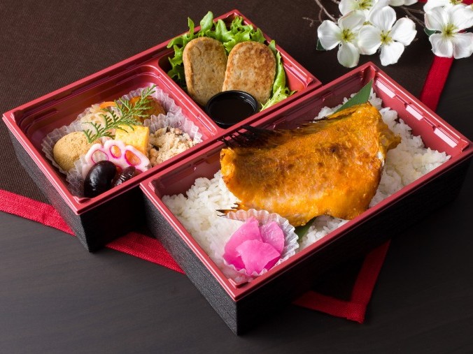 赤魚旨味噌焼きとハンバーグの二段御膳