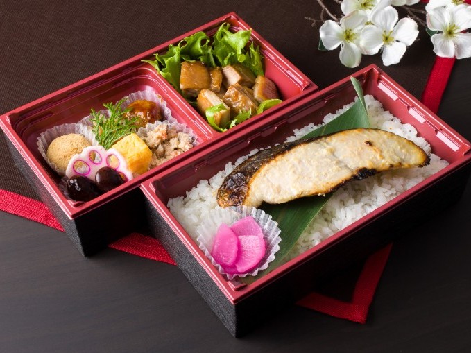 特製さわら西京焼きと鶏照焼きの二段御膳