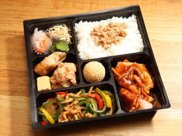 ダブルメイン（チンジャオロース×白身魚の甘酢あんかけ弁当）