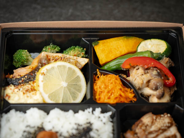 鶏サーモン弁当