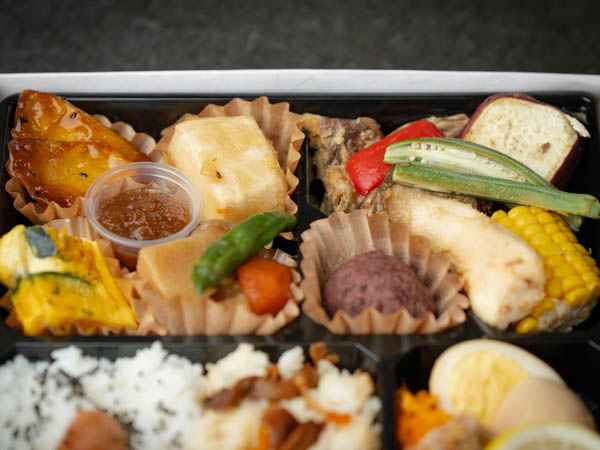 コアラ亭特製 厚切りサーモンと旬野菜のグリル弁当