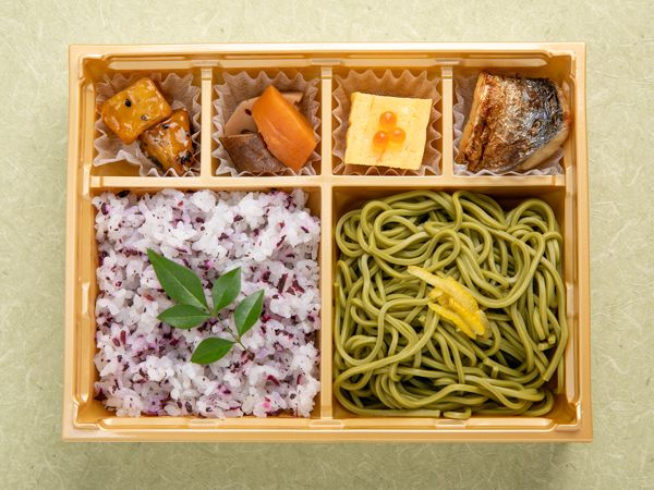 梅しそご飯と茶蕎麦の御弁当