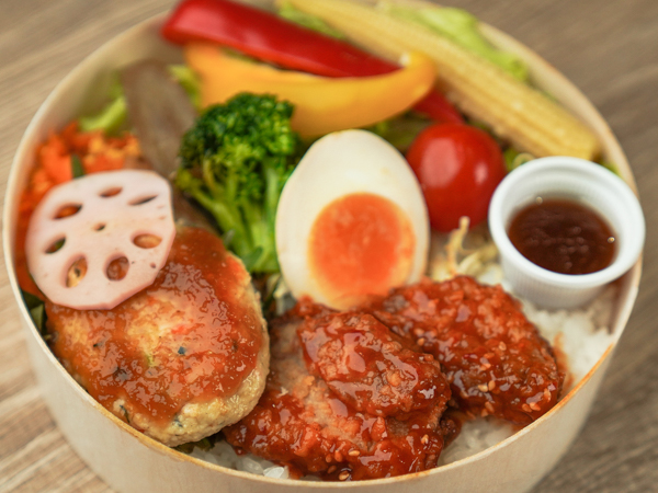 ヤンニョムチキンと豆腐ハンバーグのわっぱ飯