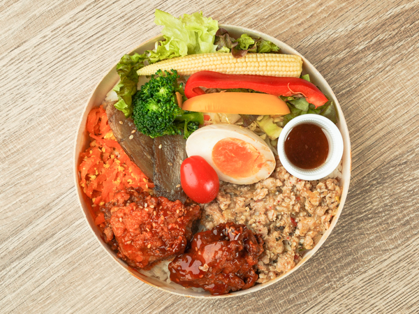 ヤンニョムチキンとガパオのわっぱ飯